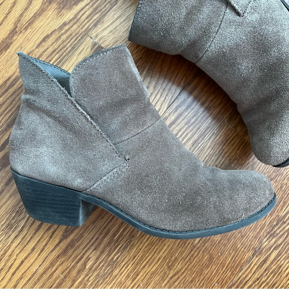 Me Too Brown Suede Leather Booties Sz 6.5 - Picture 2 of 9